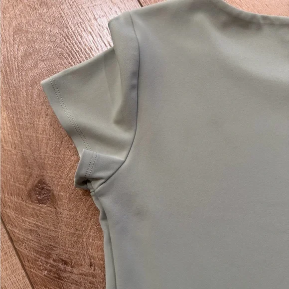Express Body Contour 90's Women’s Cropped Tee Sage Green Small - Picture 6 of 6